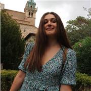 Tengo 24 años y soy filóloga inglesa. Llevo dando clases particulares alrededor de tres años tanto de inglés como de repaso